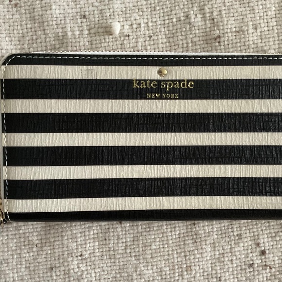 Kate Spade  long zippy wallet  Black/cream stripes  gold tone HW Saffiano inside - Picture 1 of 3